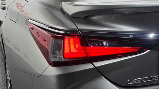 Lexus ES300h 7 2019 23