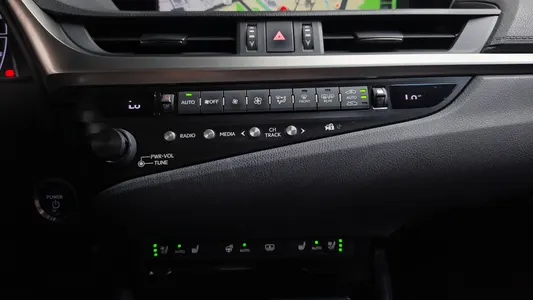 Lexus ES300h 7 2019 34