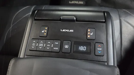 Lexus ES300h 7 2019 36