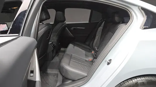 BMW 5 Series (G60) 520i M 2025 12