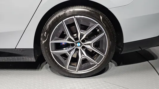 BMW 5 Series (G60) 520i M 2025 21