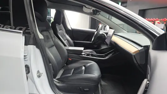 Tesla 3 AWD 2020 32