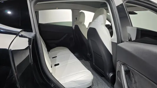 Tesla Y AWD 2022 15