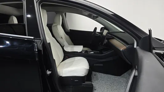 Tesla Y AWD 2022 32