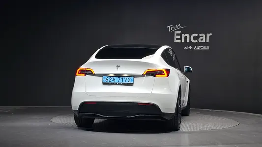Tesla Y AWD 2023 4