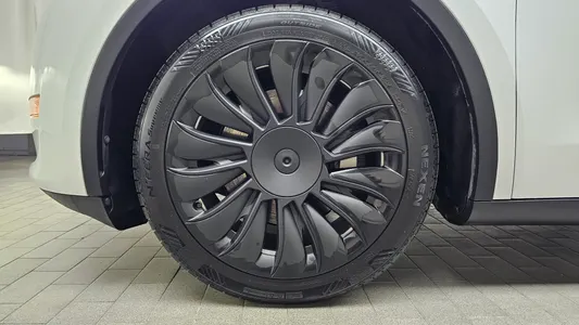 Tesla Y AWD 2023 5