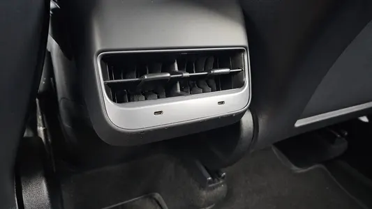 Tesla Y AWD 2023 11