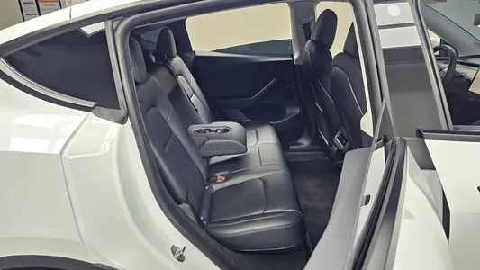 Tesla Y AWD 2023 12