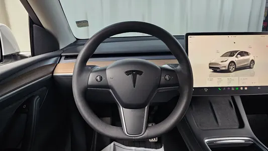 Tesla Y AWD 2023 14