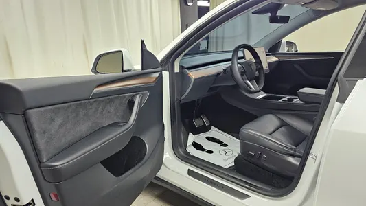Tesla Y AWD 2023 10