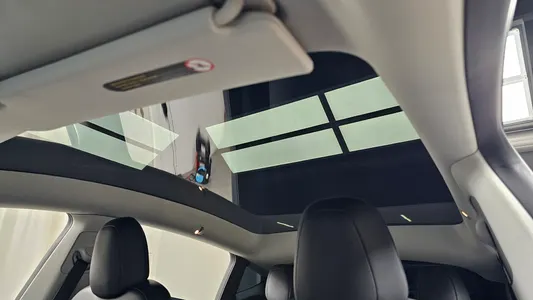 Tesla Y AWD 2023 17