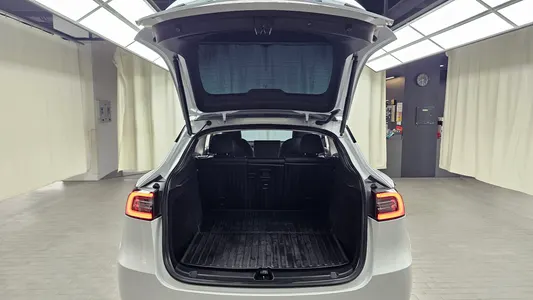 Tesla Y AWD 2023 18