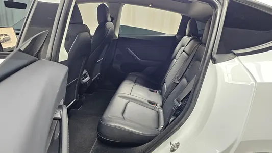 Tesla Y AWD 2023 19