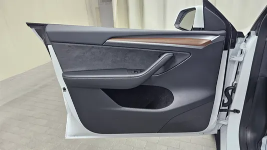 Tesla Y AWD 2023 25