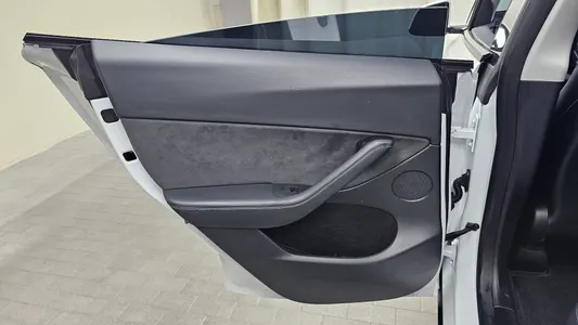 Tesla Y AWD 2023 26