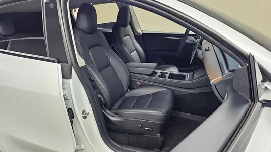 Tesla Y AWD 2023 27