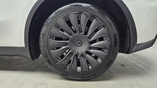 Tesla Y AWD 2023 22