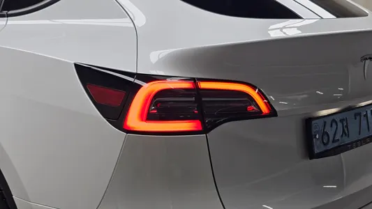 Tesla Y AWD 2023 24