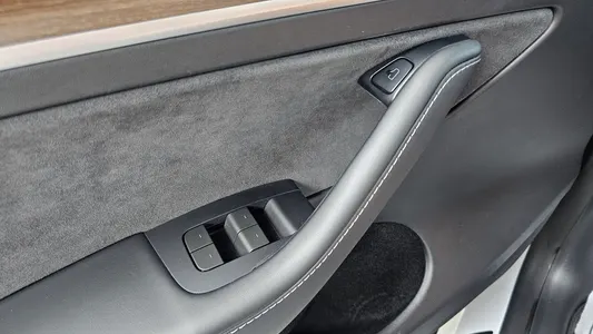 Tesla Y AWD 2023 28