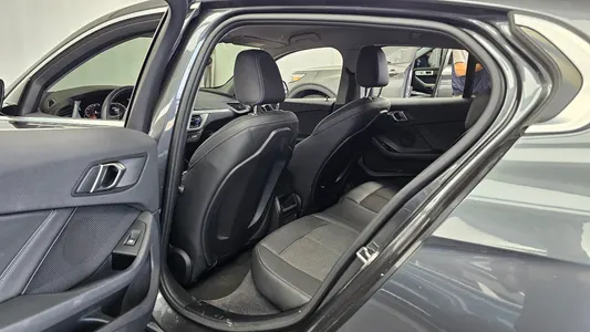 BMW 1 Series (F40) 118d 2020 11