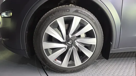 Tesla Y AWD 2025 5