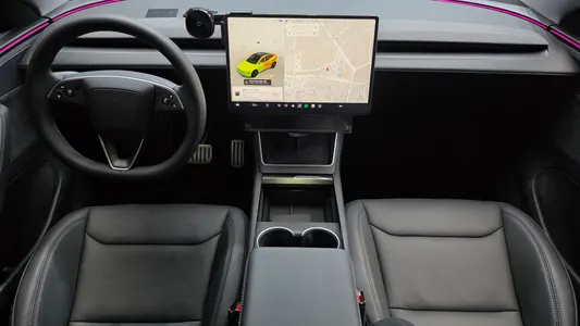 Tesla Y AWD 2025 7