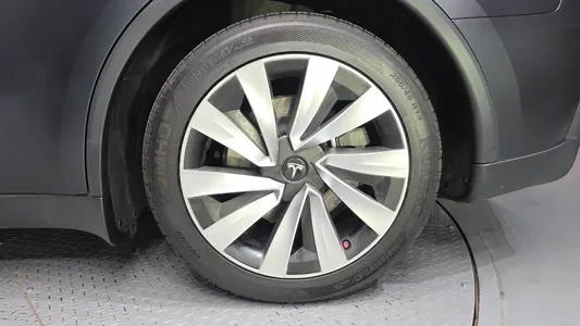 Tesla Y AWD 2025 21