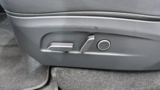 Tesla Y AWD 2025 32