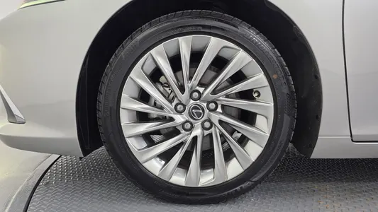 Lexus ES300h 7 2019 5