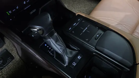 Lexus ES300h 7 2019 9