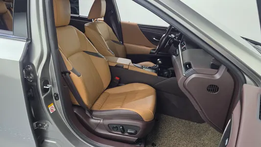 Lexus ES300h 7 2019 11