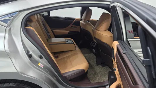 Lexus ES300h 7 2019 12