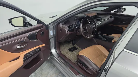 Lexus ES300h 7 2019 10