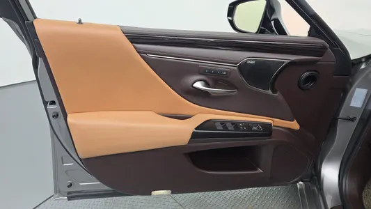 Lexus ES300h 7 2019 24