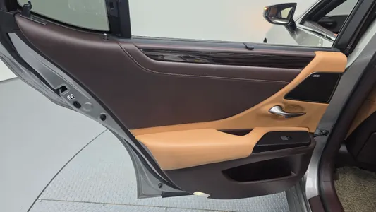 Lexus ES300h 7 2019 25