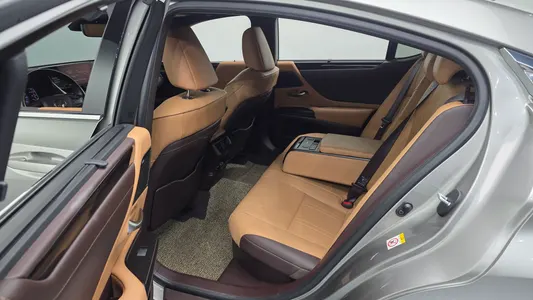 Lexus ES300h 7 2019 26