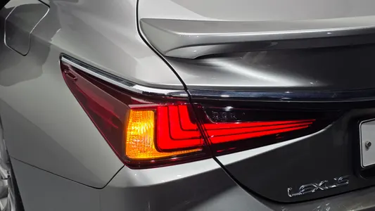 Lexus ES300h 7 2019 23