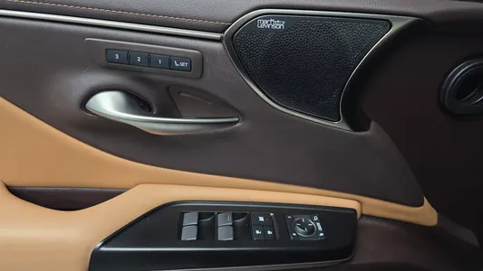 Lexus ES300h 7 2019 30