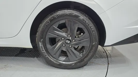 Hyundai (CN7) 2021 21